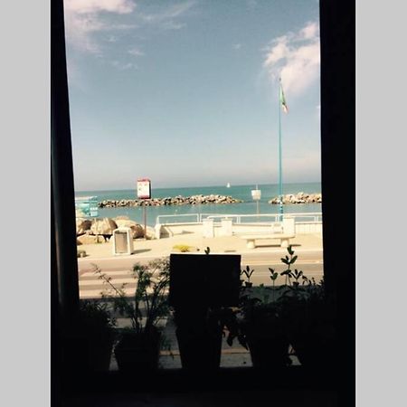Apartmán Bilocale Fronte Mare Marina Di Pisa Exteriér fotografie